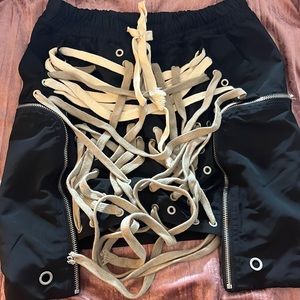 This skirt is a medium but fits small. I’m a 4/6 this would fit 0-4.